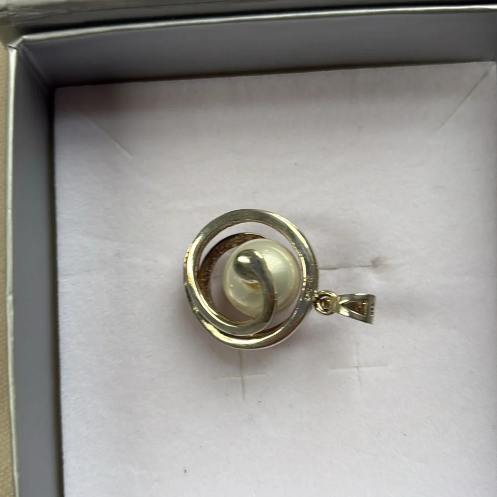 Elegant Gold Spiral Pendant